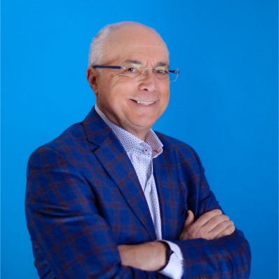 Marc Blais Coach exécutif sur fond bleu